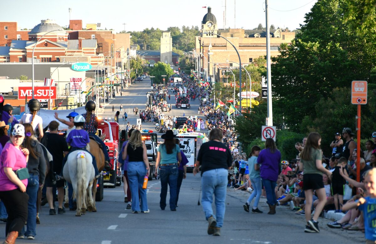 Main Street bursts with colour as Hometown Parade kicks of fair festivities