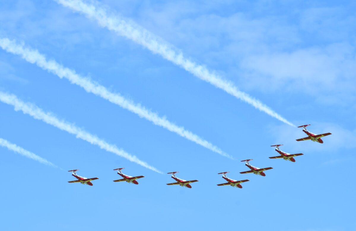 Canadian Forces Snowbirds return home, perform at municipal airport